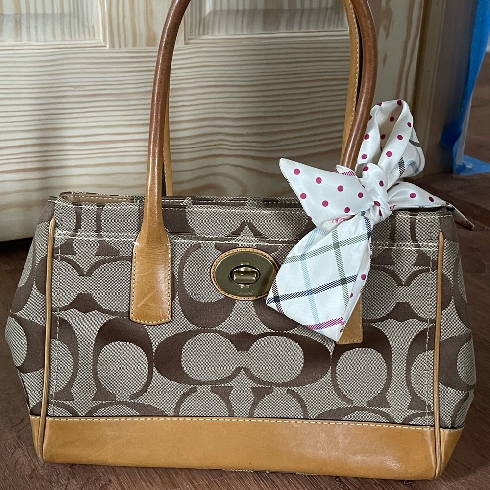 Authentic Coach purse!!!!!!!! Used once or twice. Like brand new.